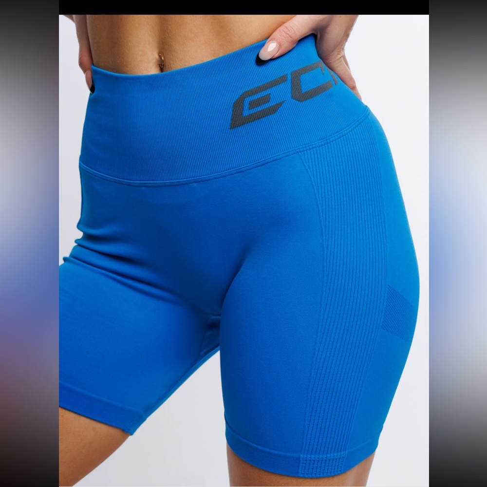 High wasted 6 inch soft but compressive work out shorts!